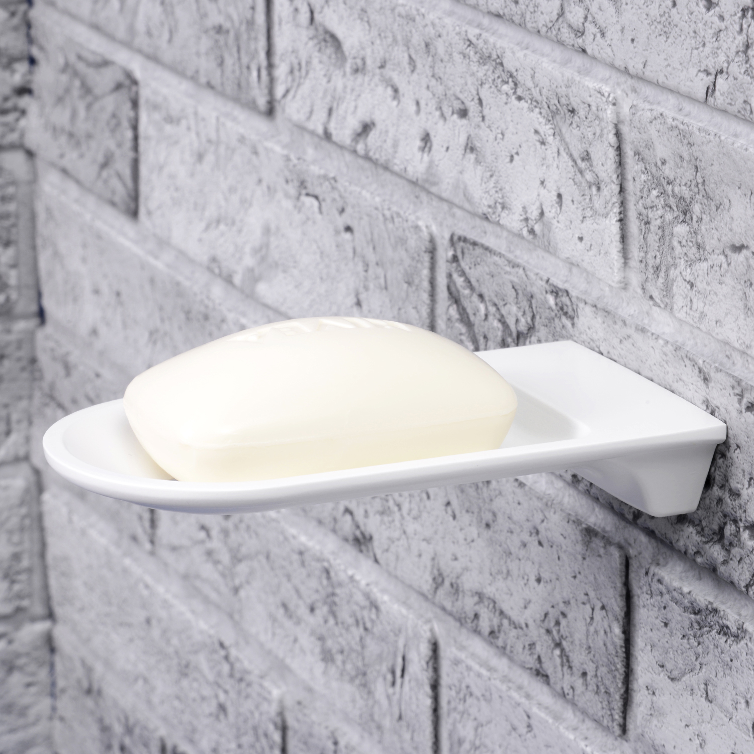Мыльница Wasserkraft Kammel K-8300White, решетка — на серой кирпичной стене