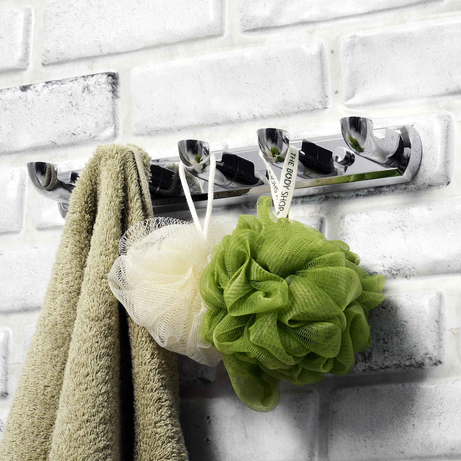 Планка с крючками Wasserkraft Kammel K-8300 — на белой кирпичной стене