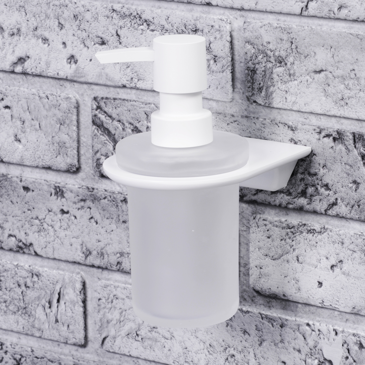 Дозатор Wasserkraft Kammel K-8300White для жидкого мыла — на стене из светлого кирпича